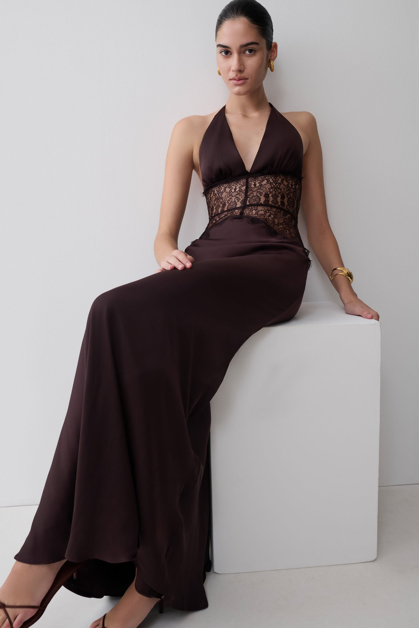 Dinah Spitze und Satin Maxikleid - Schokolade