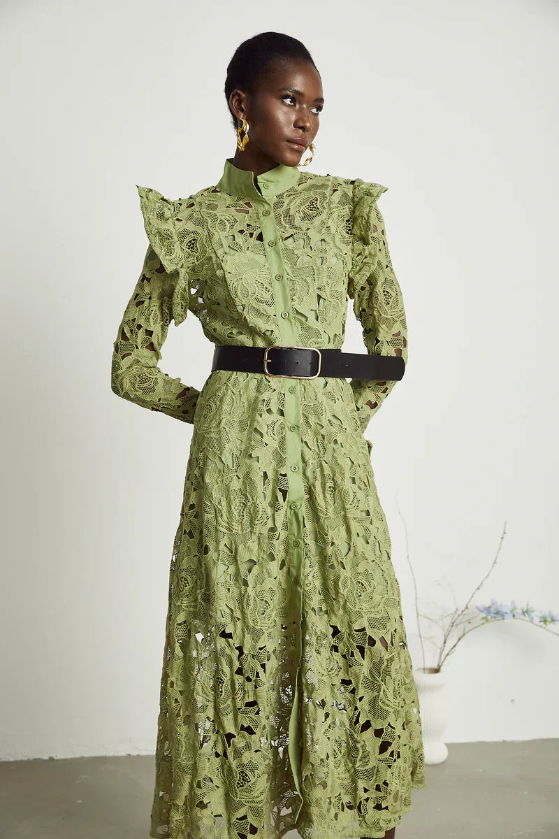 Noémie blumenbesticktes Midi-Kleid in Grün