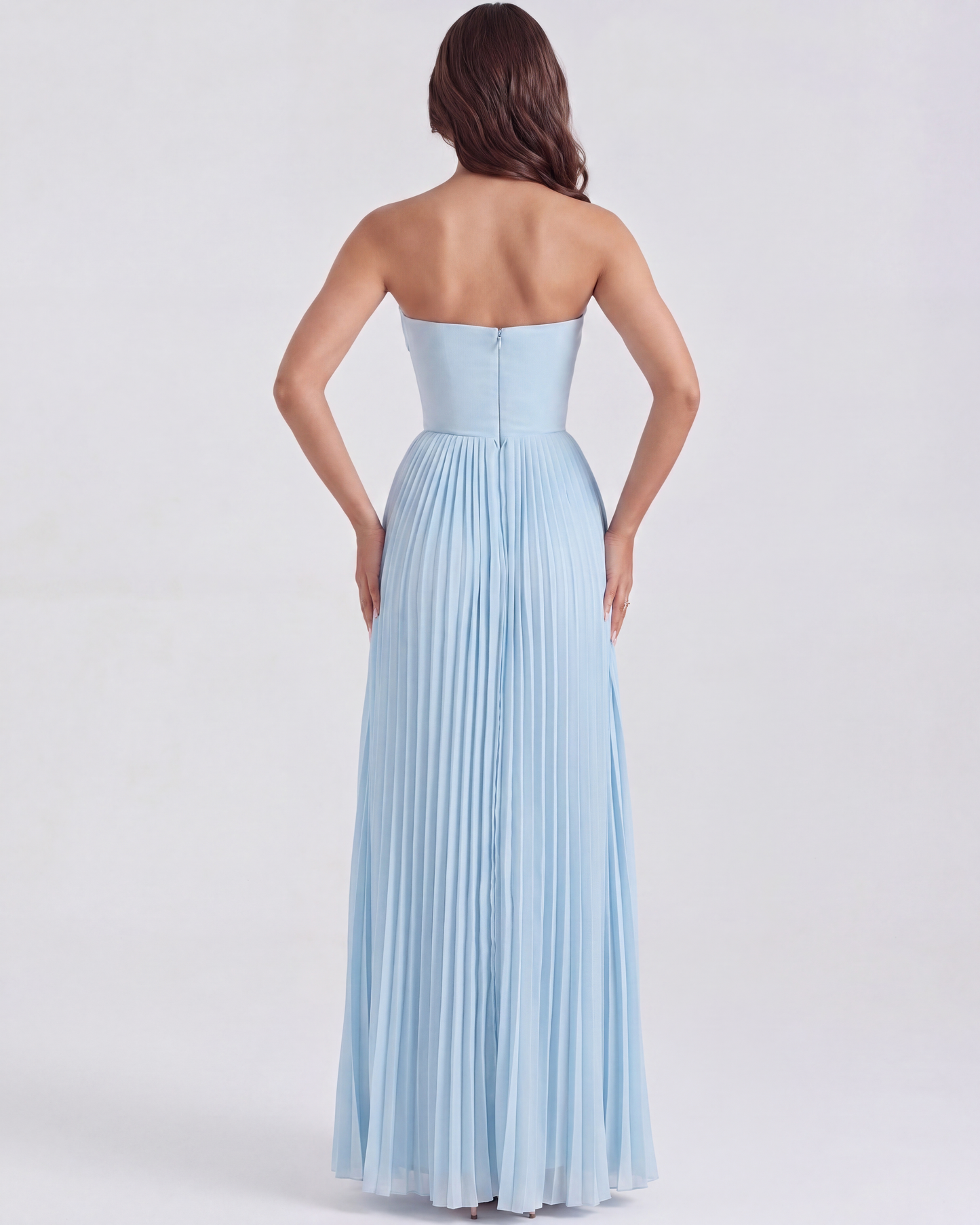 Langes plissiertes Kleid mit trägerlosem Ausschnitt