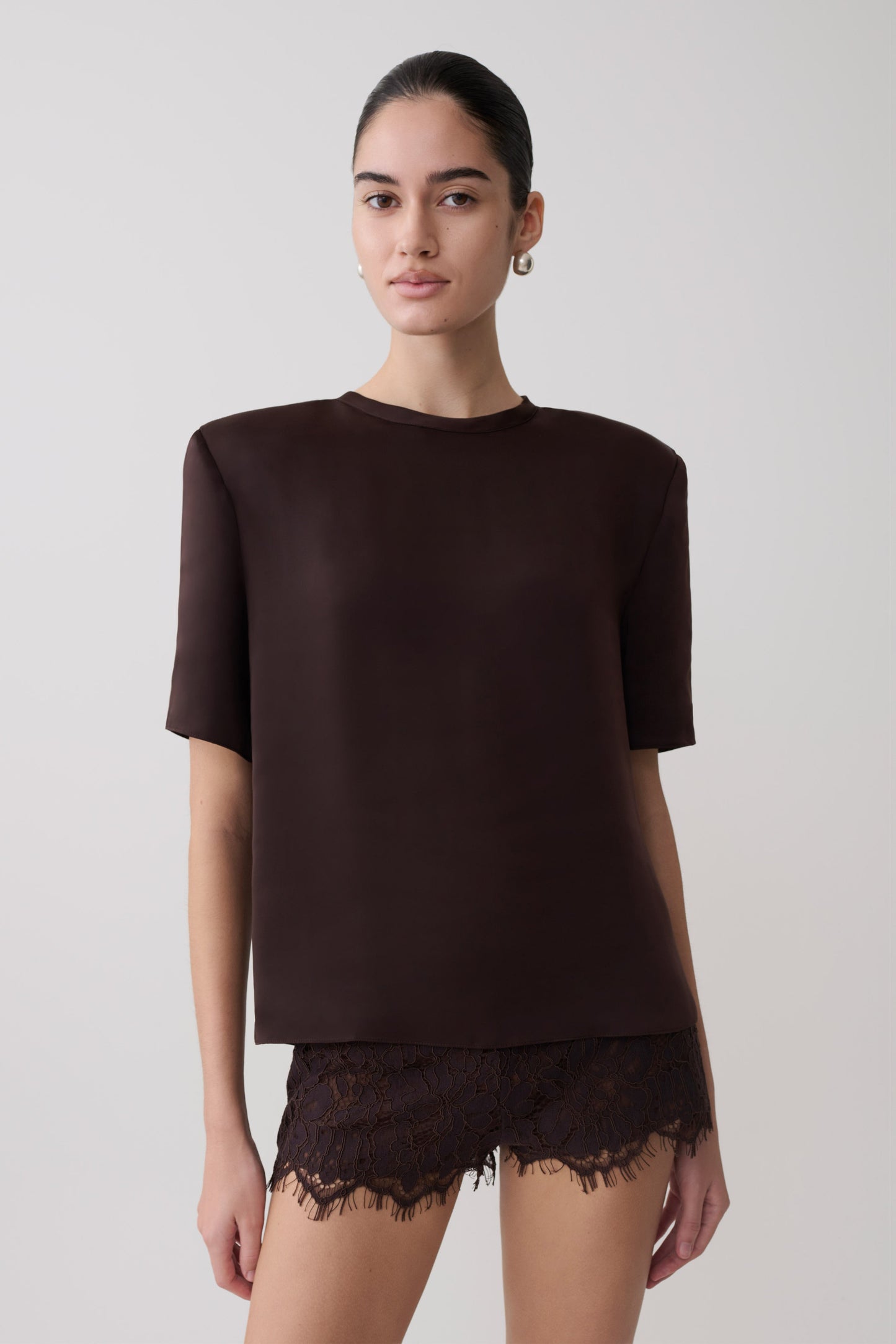 Harlyn Schulterpolster Kurzarm Satin Top - Dunkle Schokolade