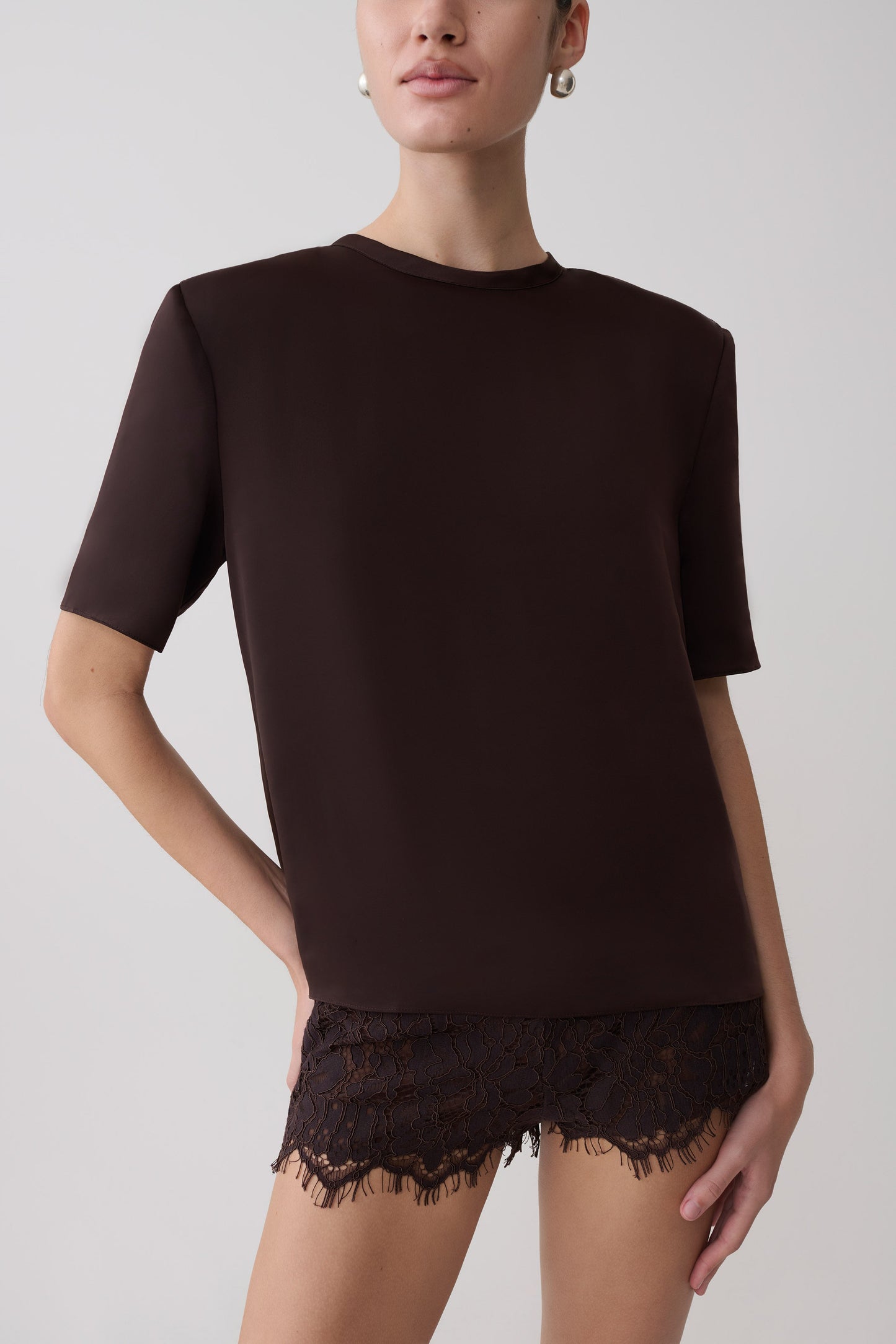 Harlyn Schulterpolster Kurzarm Satin Top - Dunkle Schokolade