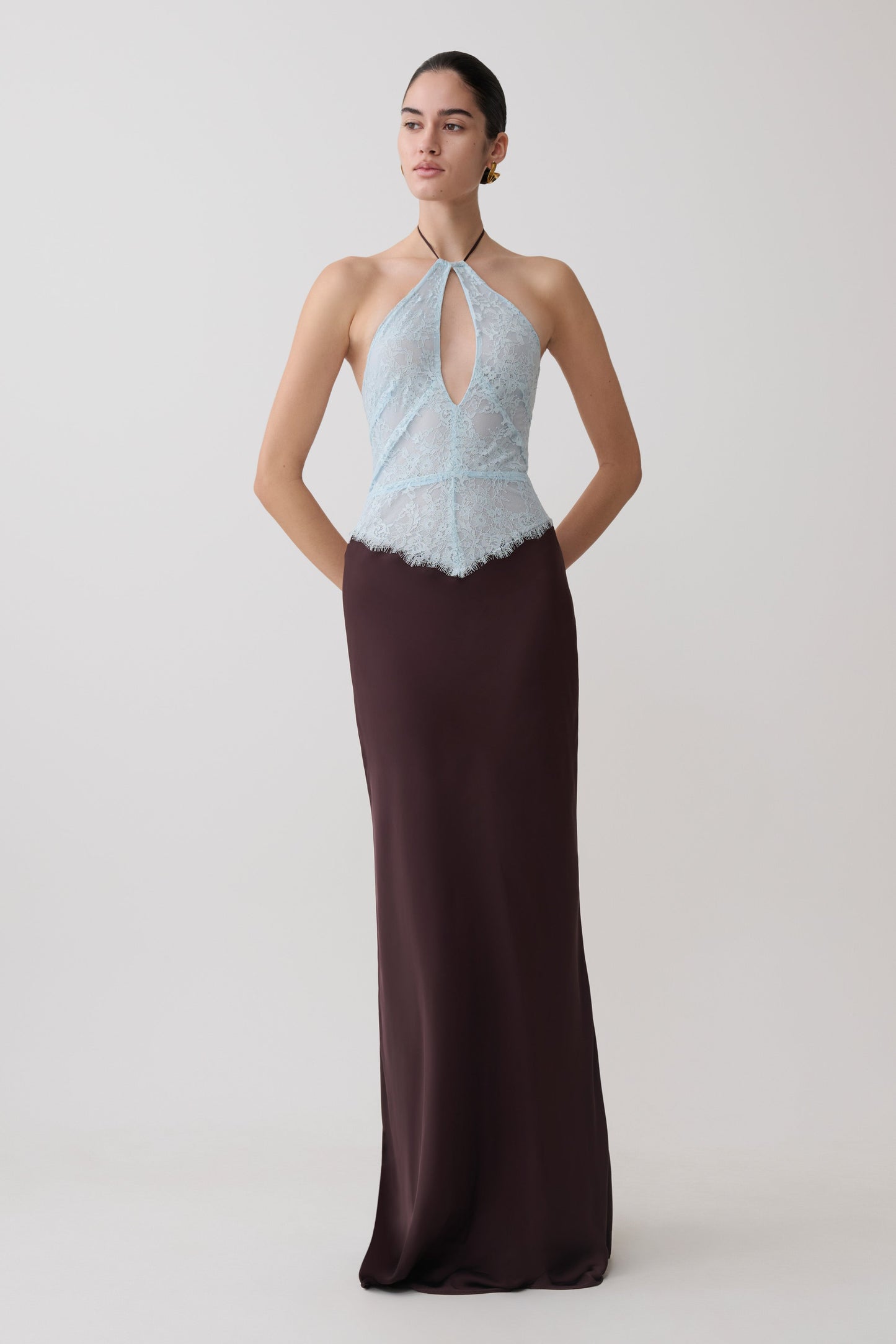 Sascha Spitzen- und Satin-Halter-Maxikleid - Eisblau/Schokolade