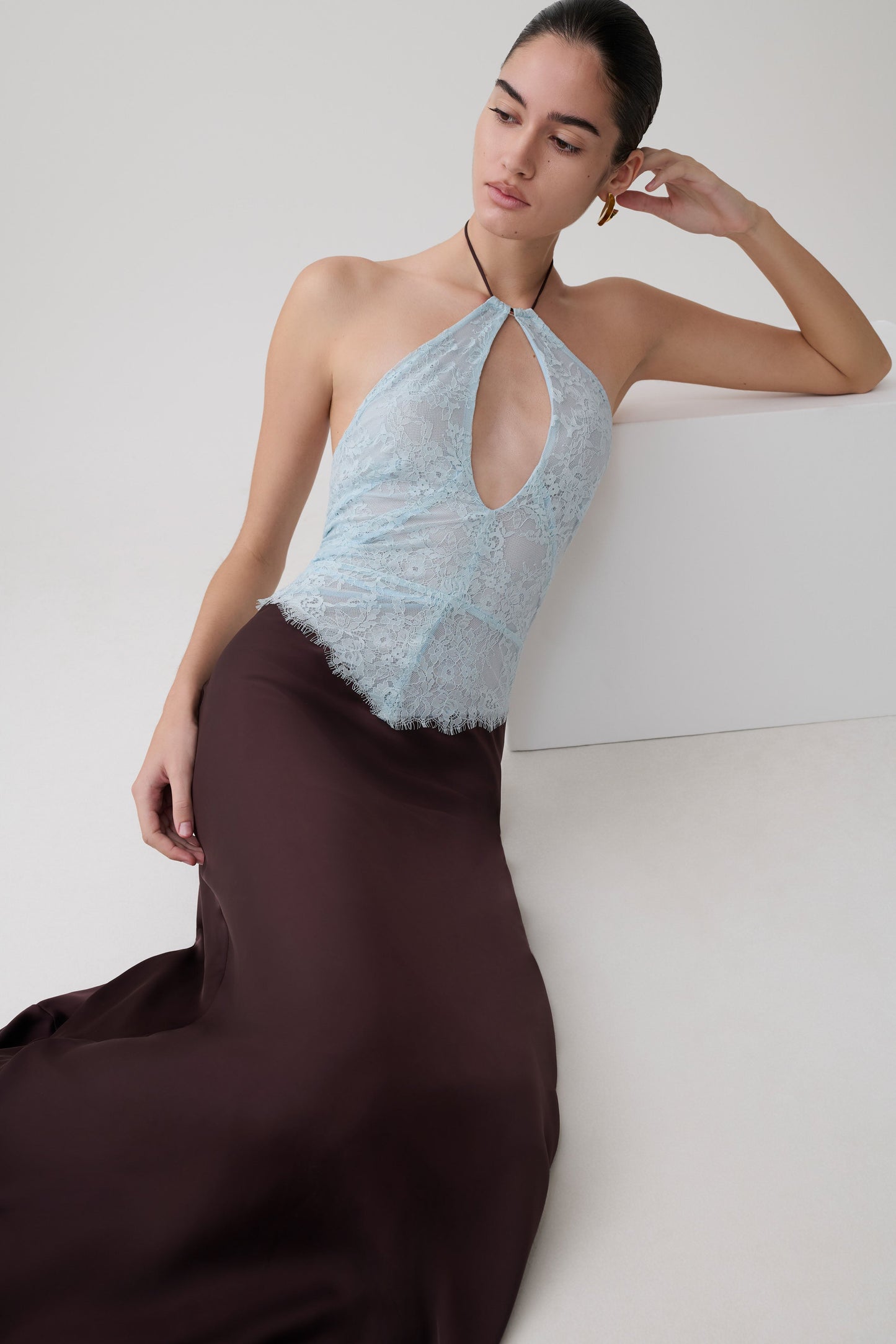 Sascha Spitzen- und Satin-Halter-Maxikleid - Eisblau/Schokolade