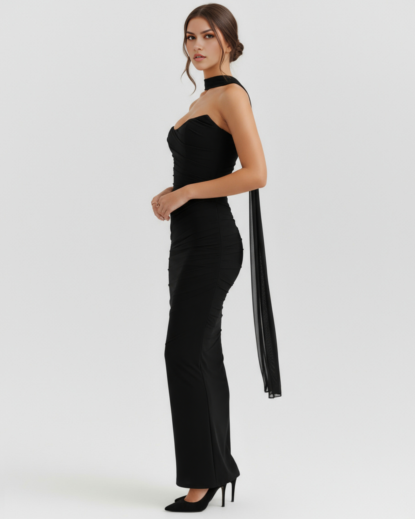Figurbetontes langes Kleid mit Choker
