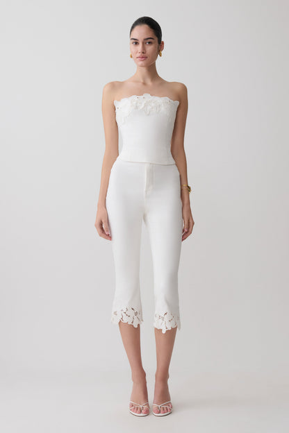 Tillie Blumenstickerei Denim Caprihosen - Weiß