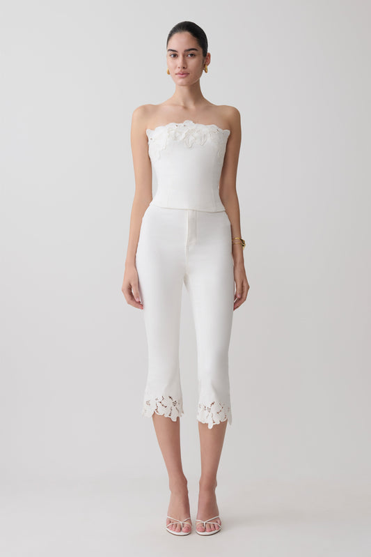 Tillie Blumenstickerei Denim Caprihosen - Weiß