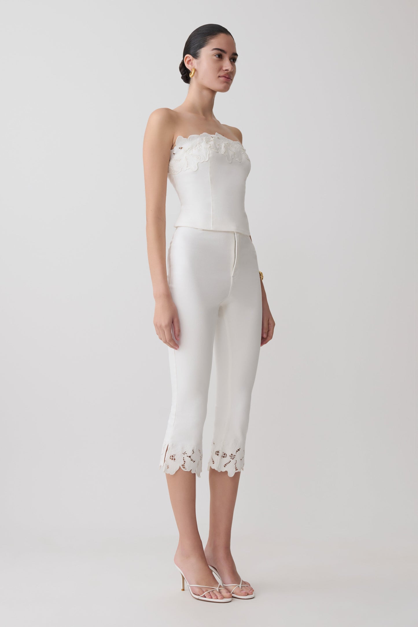 Tillie Blumenstickerei Denim Caprihosen - Weiß