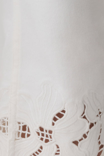 Tillie Blumenstickerei Denim Caprihosen - Weiß