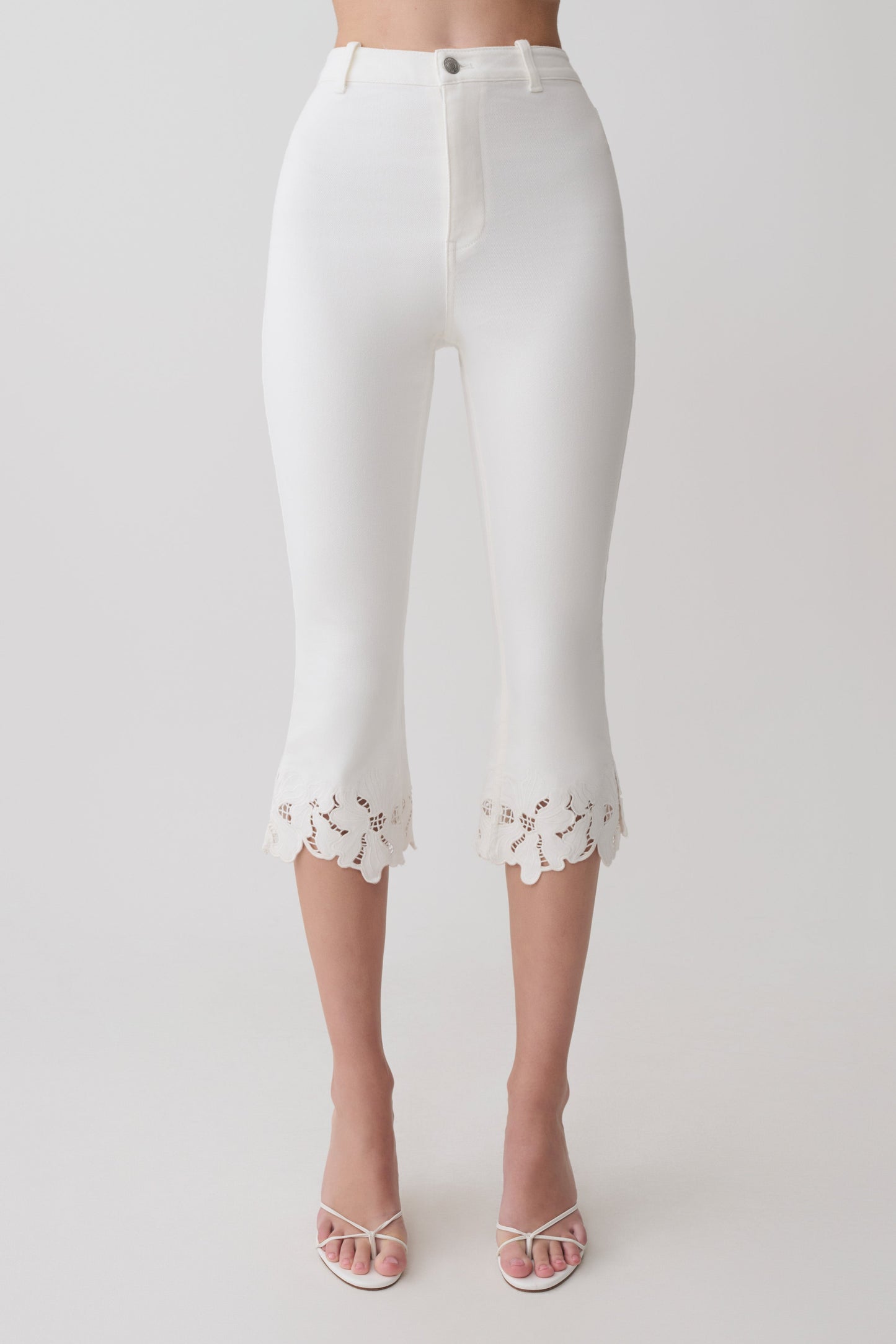 Tillie Blumenstickerei Denim Caprihosen - Weiß