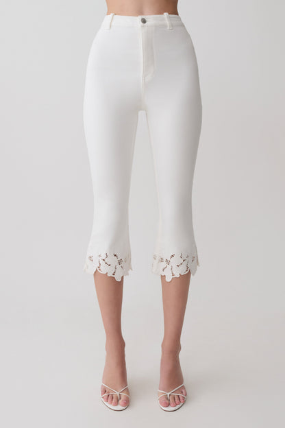 Tillie Blumenstickerei Denim Caprihosen - Weiß