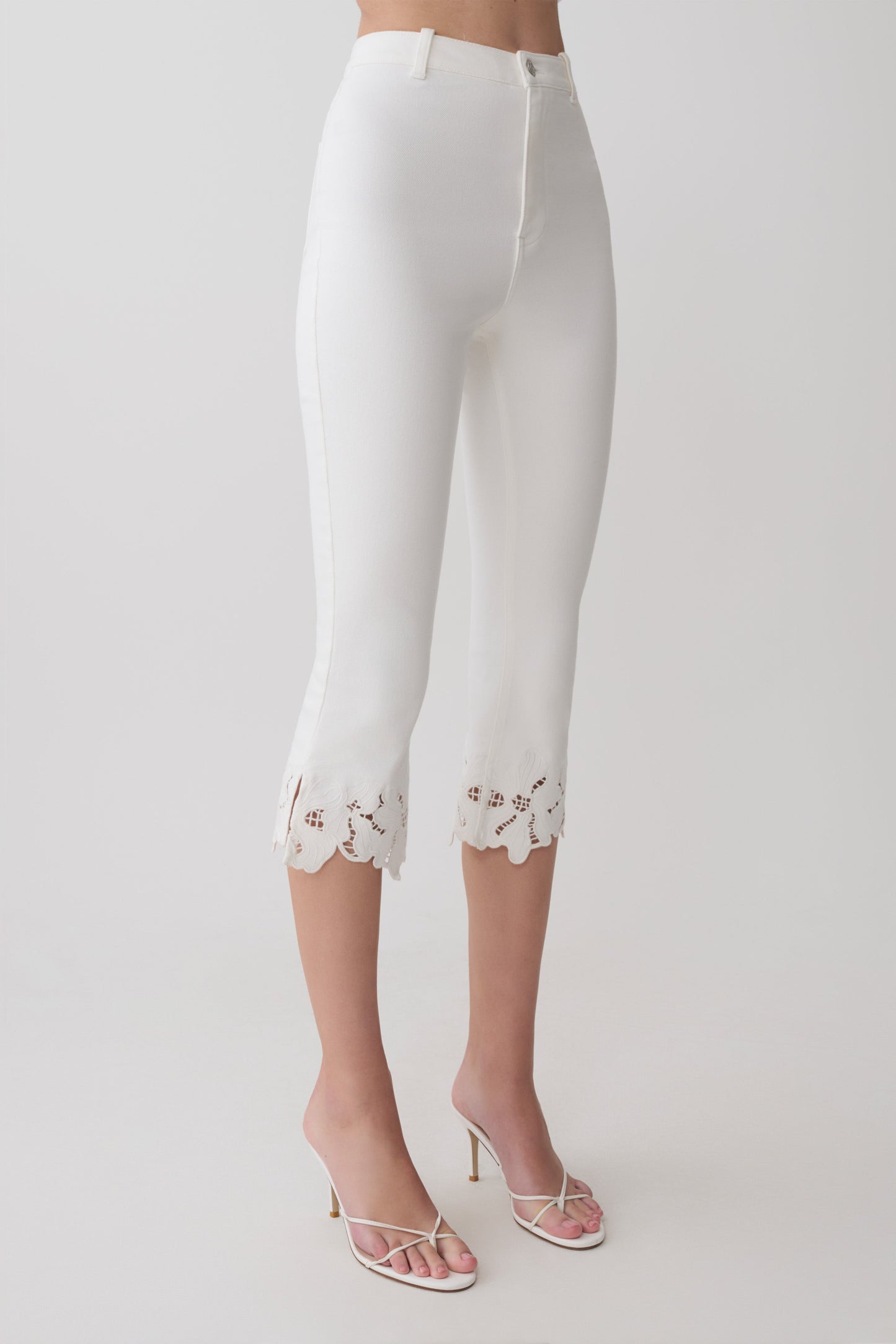 Tillie Blumenstickerei Denim Caprihosen - Weiß