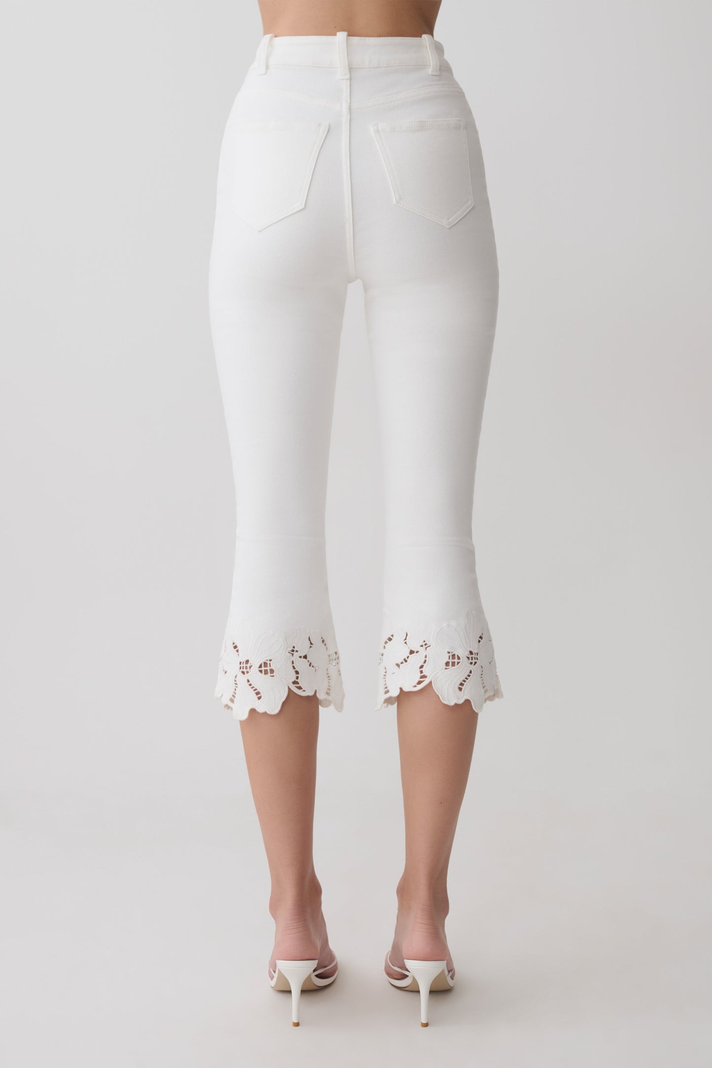 Tillie Blumenstickerei Denim Caprihosen - Weiß