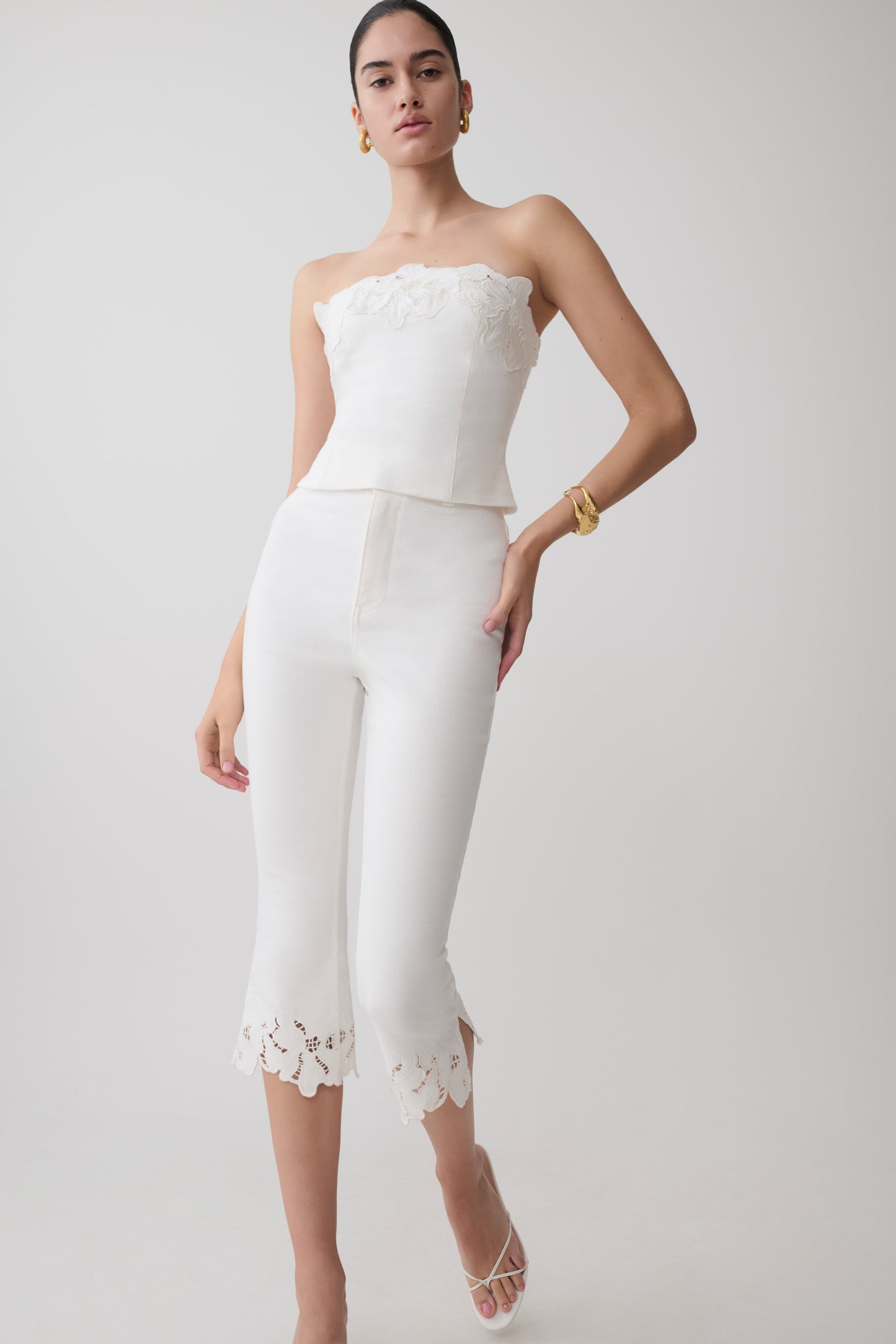 Tillie Blumenstickerei Denim Caprihosen - Weiß