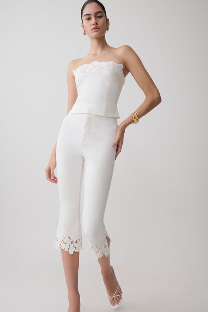 Tillie Blumenstickerei Denim Caprihosen - Weiß