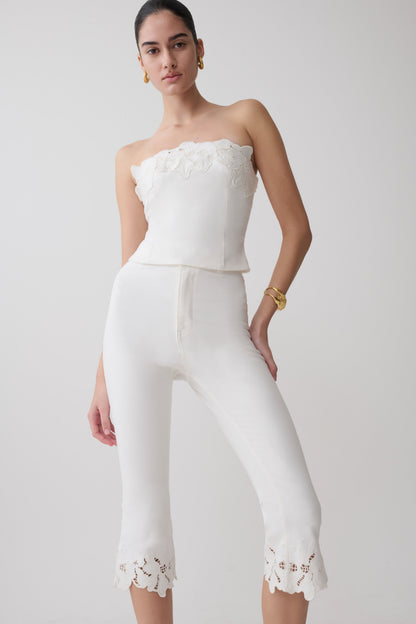 Tillie Blumenstickerei Denim Caprihosen - Weiß