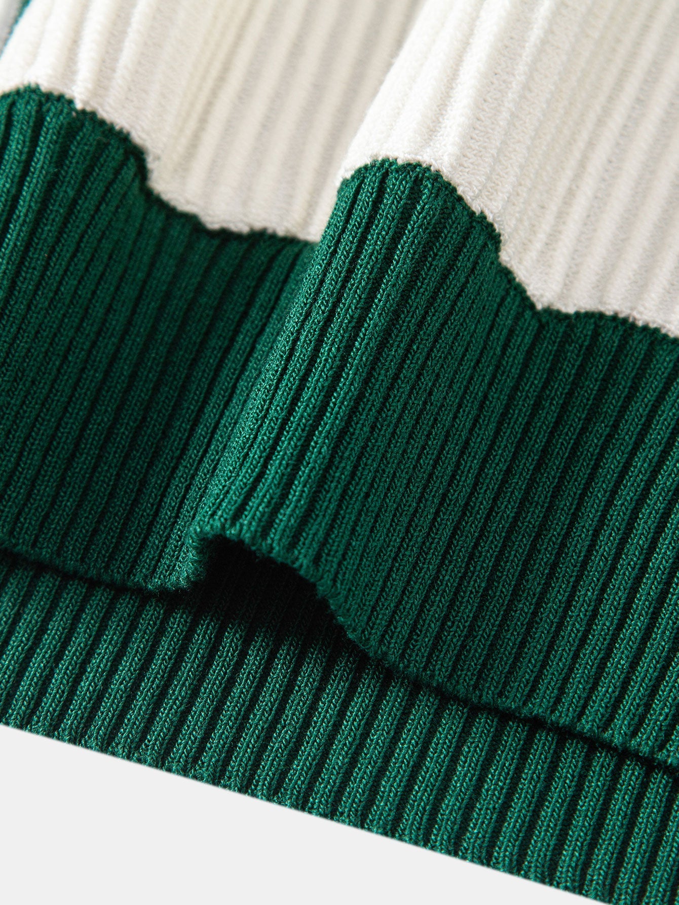 Kontrastgestreiftes Rippstrick-Polo