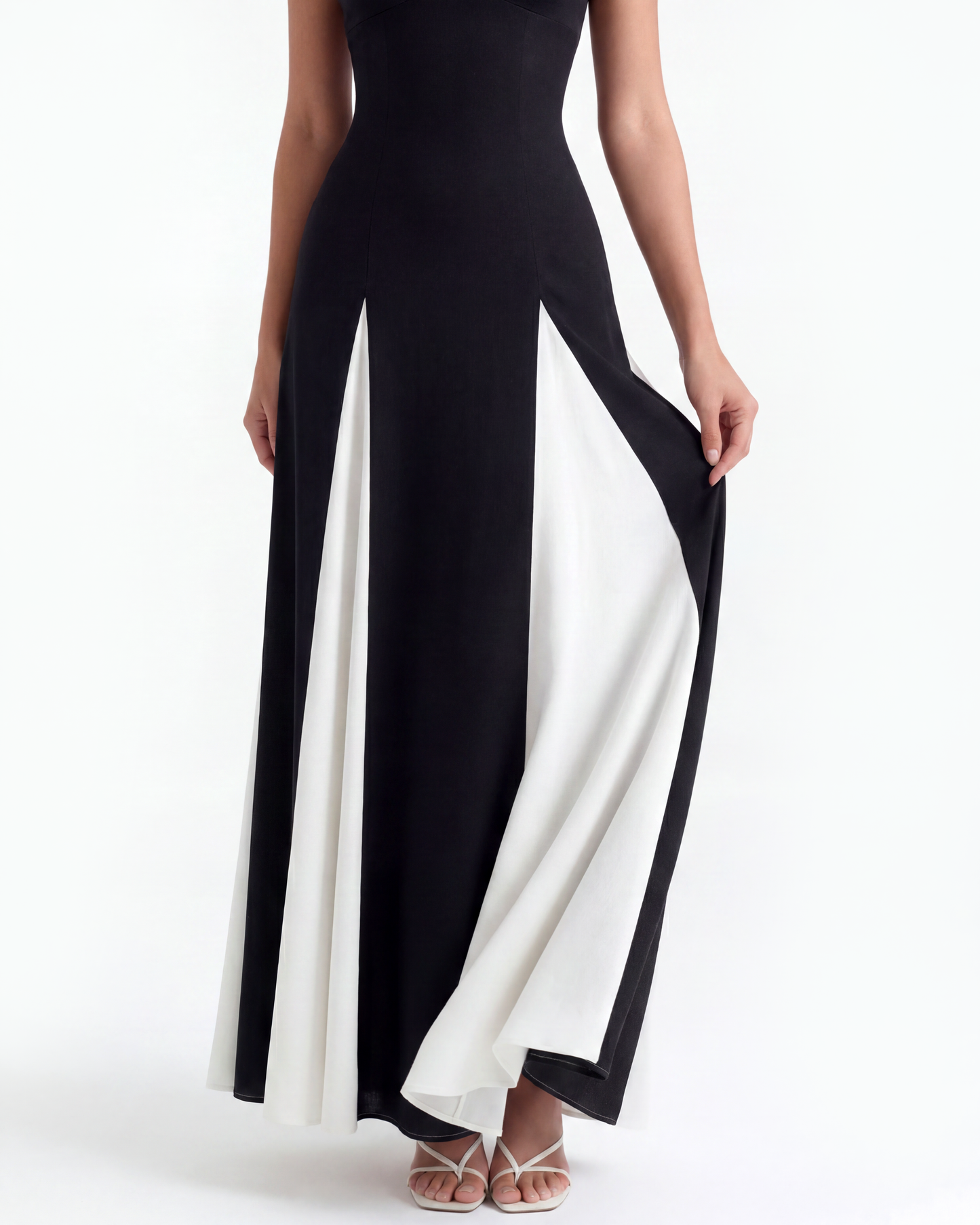 Langes Kleid mit dünnen Trägern und Kontrastpaneelen