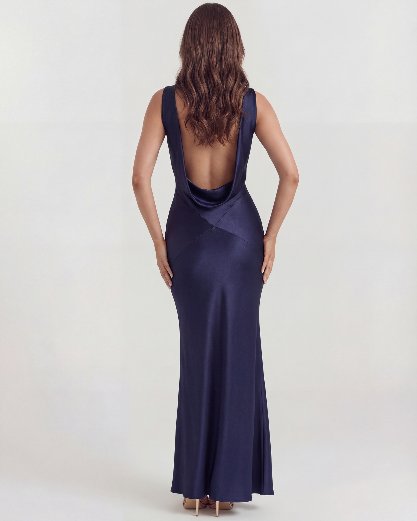 Satin langes Kleid mit drapiertem Ausschnitt