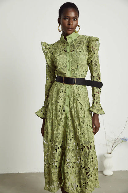 Noémie blumenbesticktes Midi-Kleid in Grün