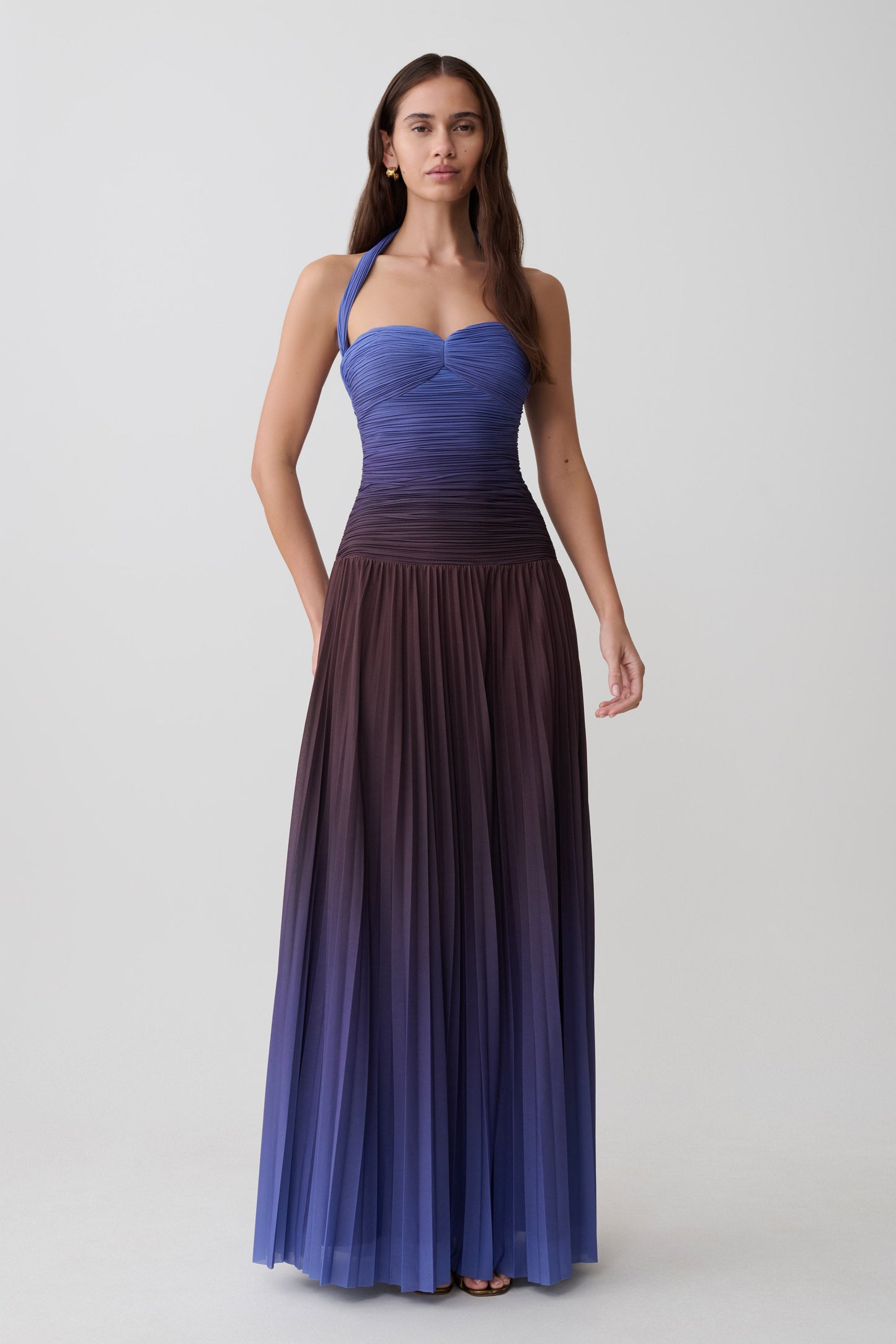 Azizi Plissiertes Halter Midi-Kleid - Schokoladen- und Blauschimmerdruck