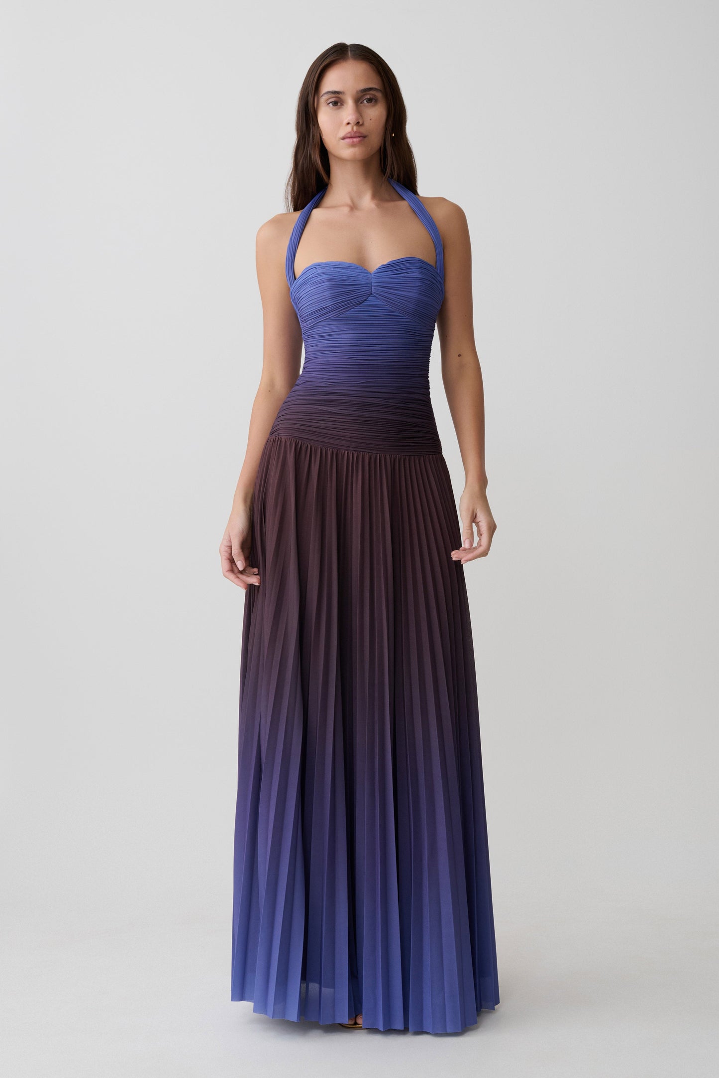 Azizi Plissiertes Halter Midi-Kleid - Schokoladen- und Blauschimmerdruck