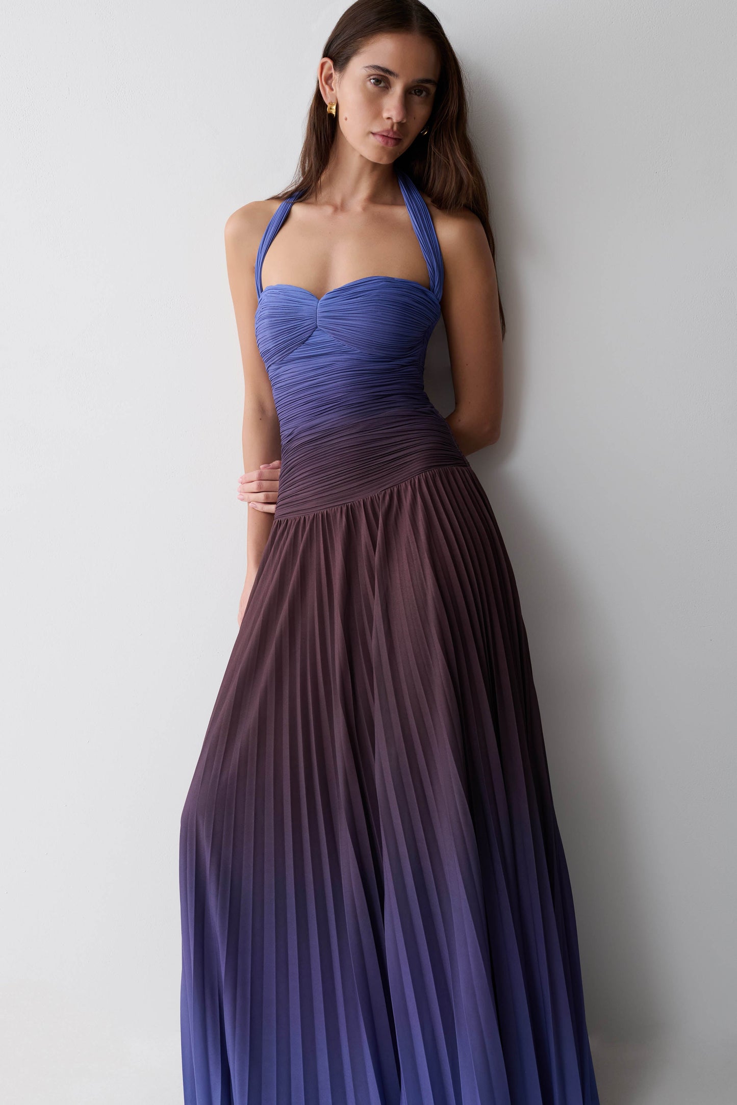Azizi Plissiertes Halter Midi-Kleid - Schokoladen- und Blauschimmerdruck