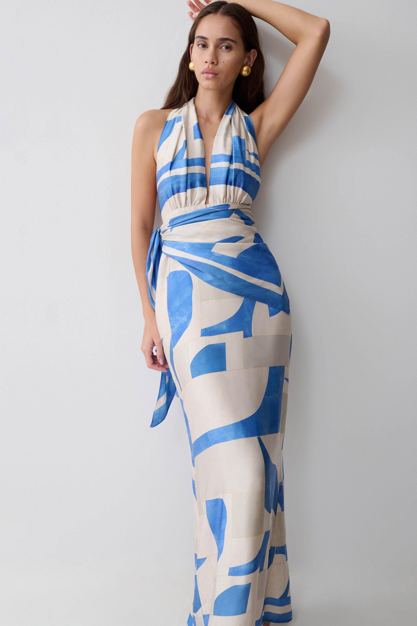 Gianna Satin Halter Maxikleid - Blau Geo Fliesenmuster
