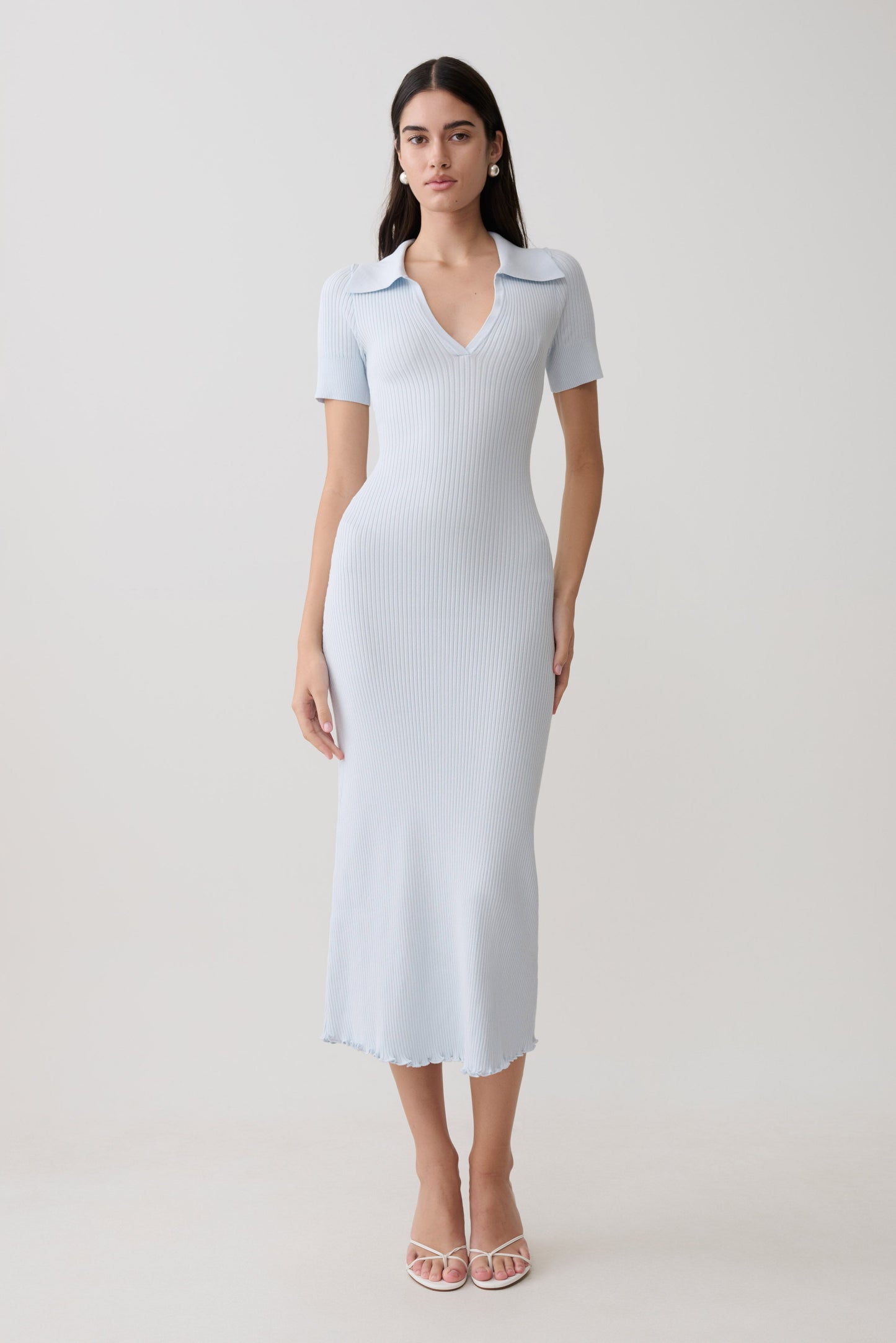 Nichelle Kurzarmiges, Kragenloses Strick-Midi-Kleid - Hellblau