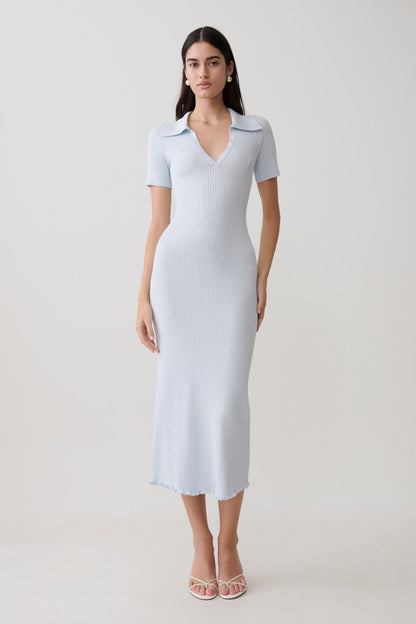 Nichelle Kurzarmiges, Kragenloses Strick-Midi-Kleid - Hellblau
