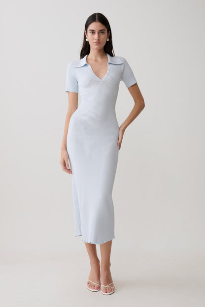 Nichelle Kurzarmiges, Kragenloses Strick-Midi-Kleid - Hellblau