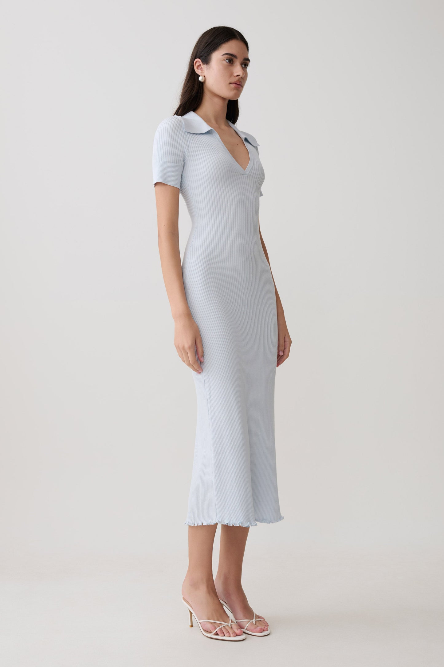 Nichelle Kurzarmiges, Kragenloses Strick-Midi-Kleid - Hellblau