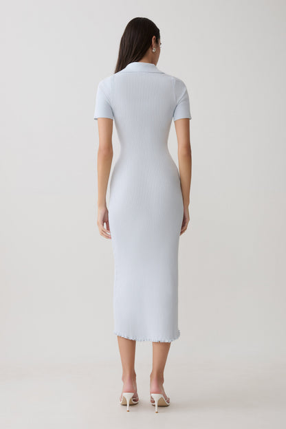 Nichelle Kurzarmiges, Kragenloses Strick-Midi-Kleid - Hellblau