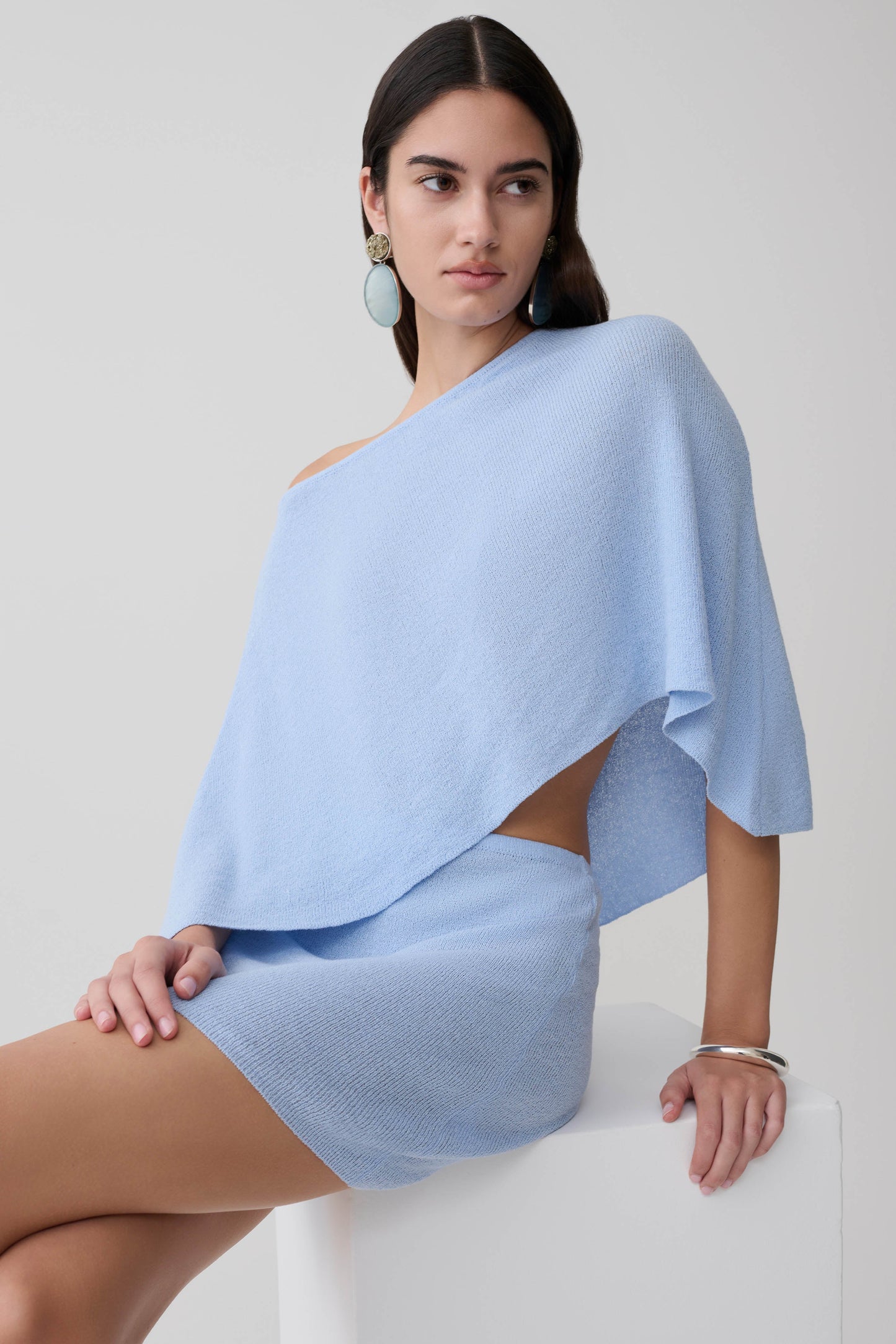 Loura One Shoulder Strick-Cape-Top - Kornblumenblau