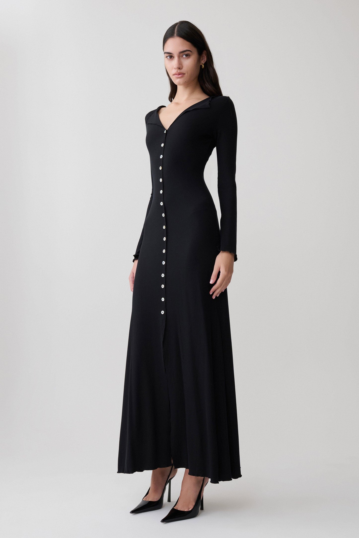 Tanya Knopf-Longsleeve-Maxi-Kleid - Schwarz