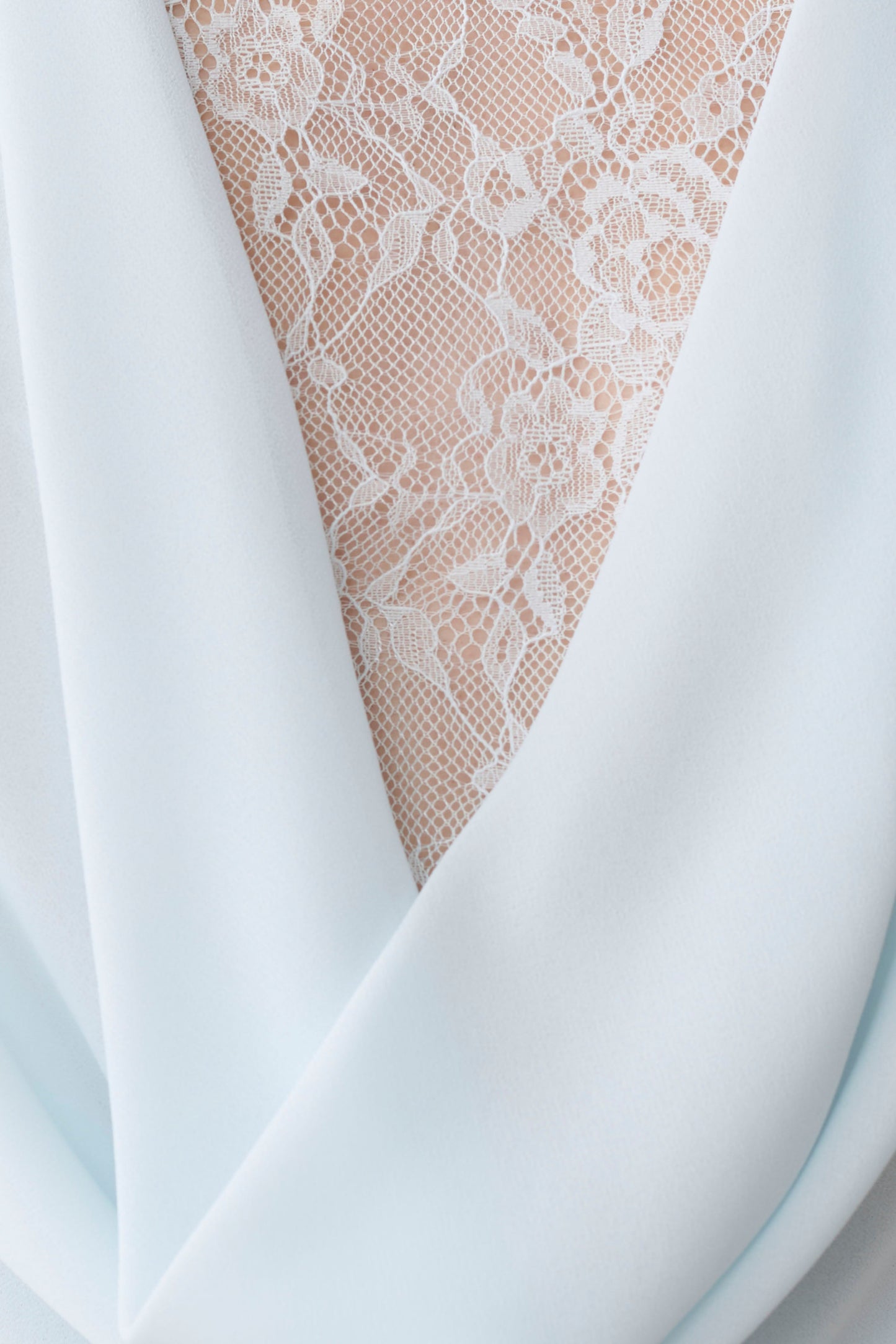 Arra Chiffon- und Spitzen-Halter-Minikleid - Eisblau