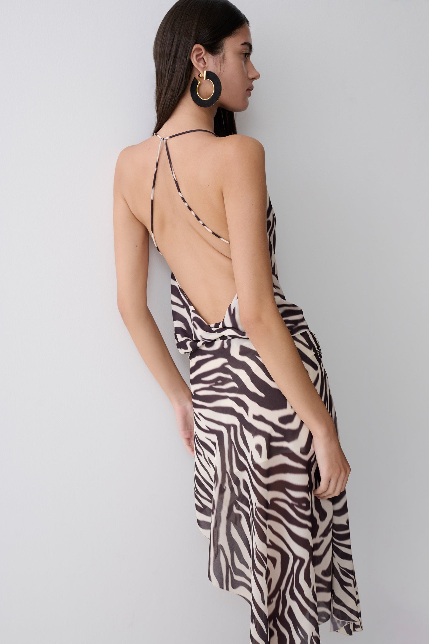 Lana Chiffon-Top mit tiefem Rückenausschnitt - Abstrakter Zebra-Druck