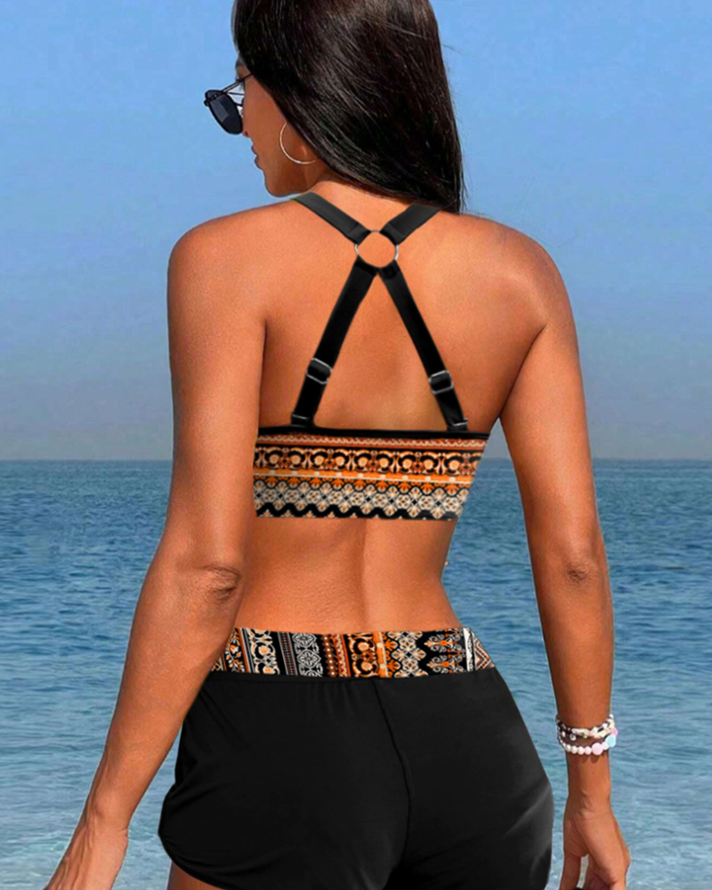 Hochtaillierte Bikinis mit geometrischem Muster