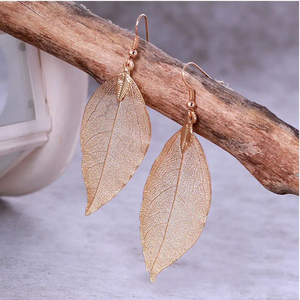 Ohringe mit goldenem Blattdesign