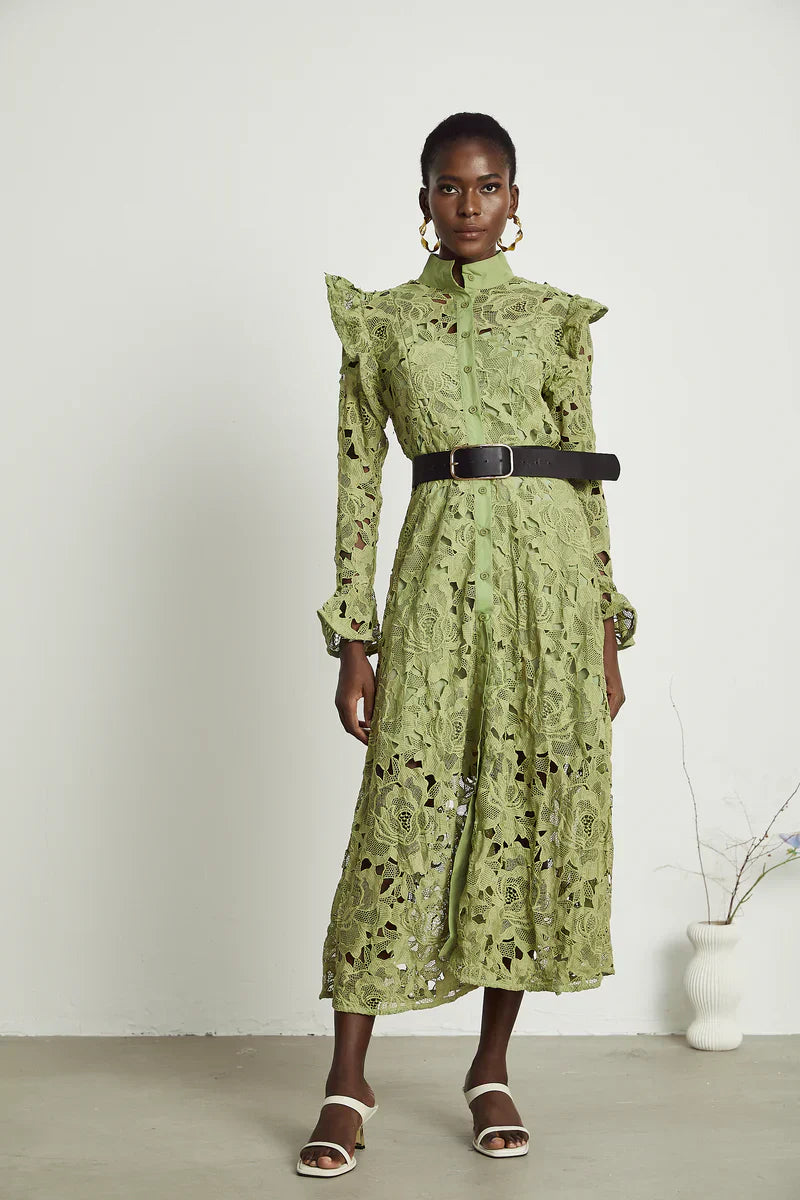 Noémie blumenbesticktes Midi-Kleid in Grün