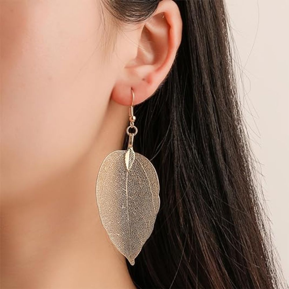Ohringe mit goldenem Blattdesign