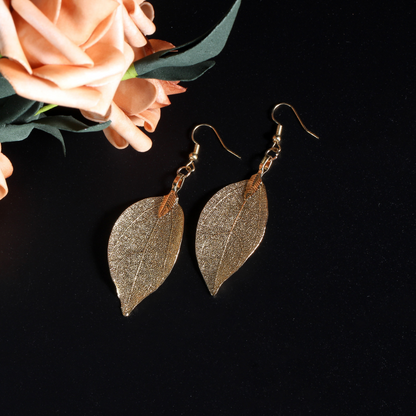 Ohringe mit goldenem Blattdesign
