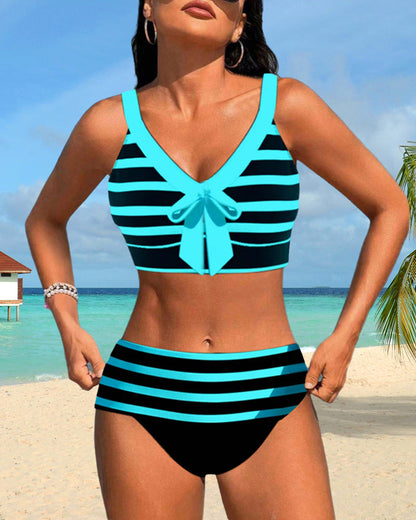 Hochtaillierte gestreifte Bikinis
