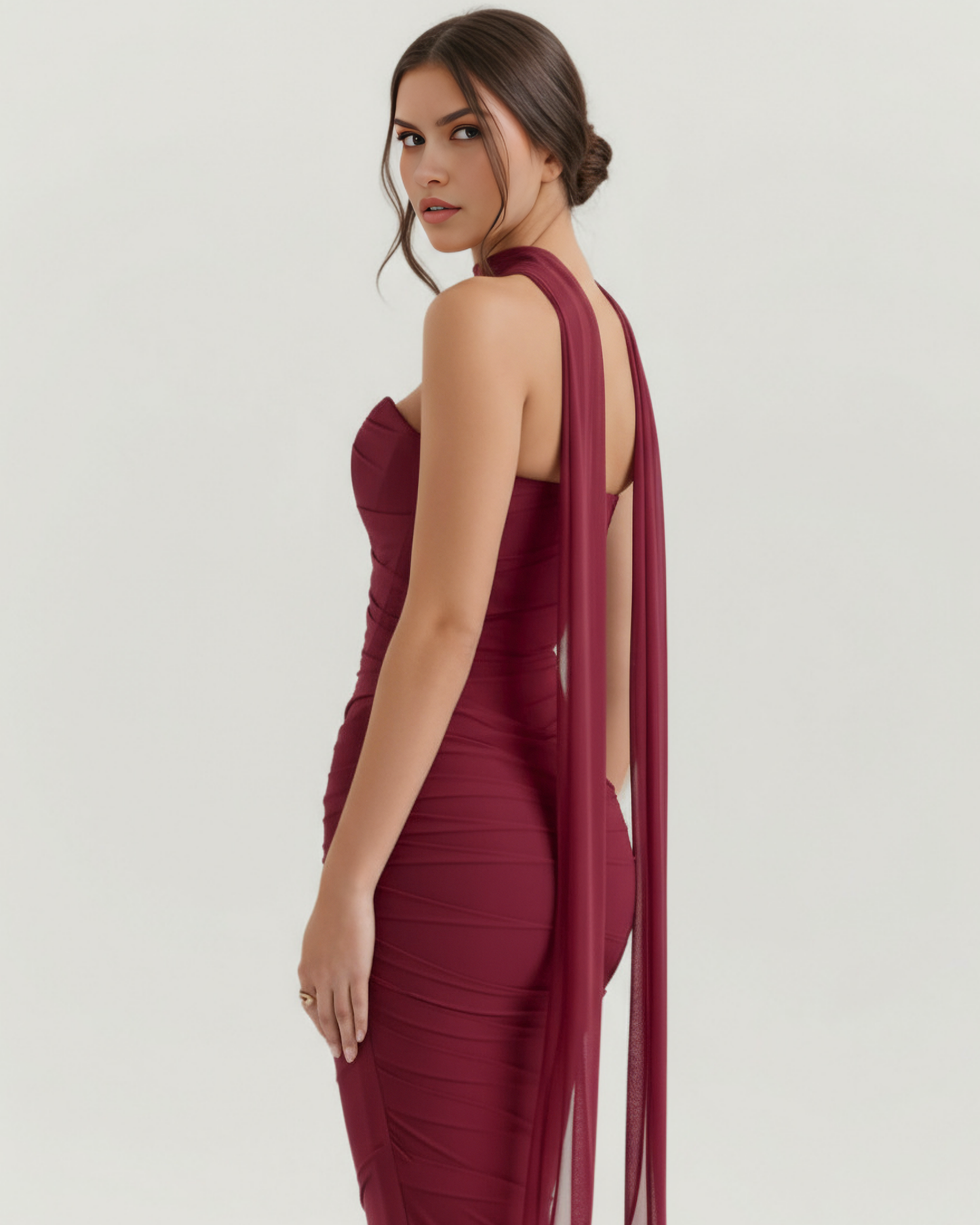 Figurbetontes langes Kleid mit Choker