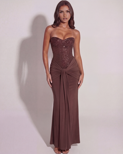Langes Kleid mit glänzendem Korsett und Drapierung