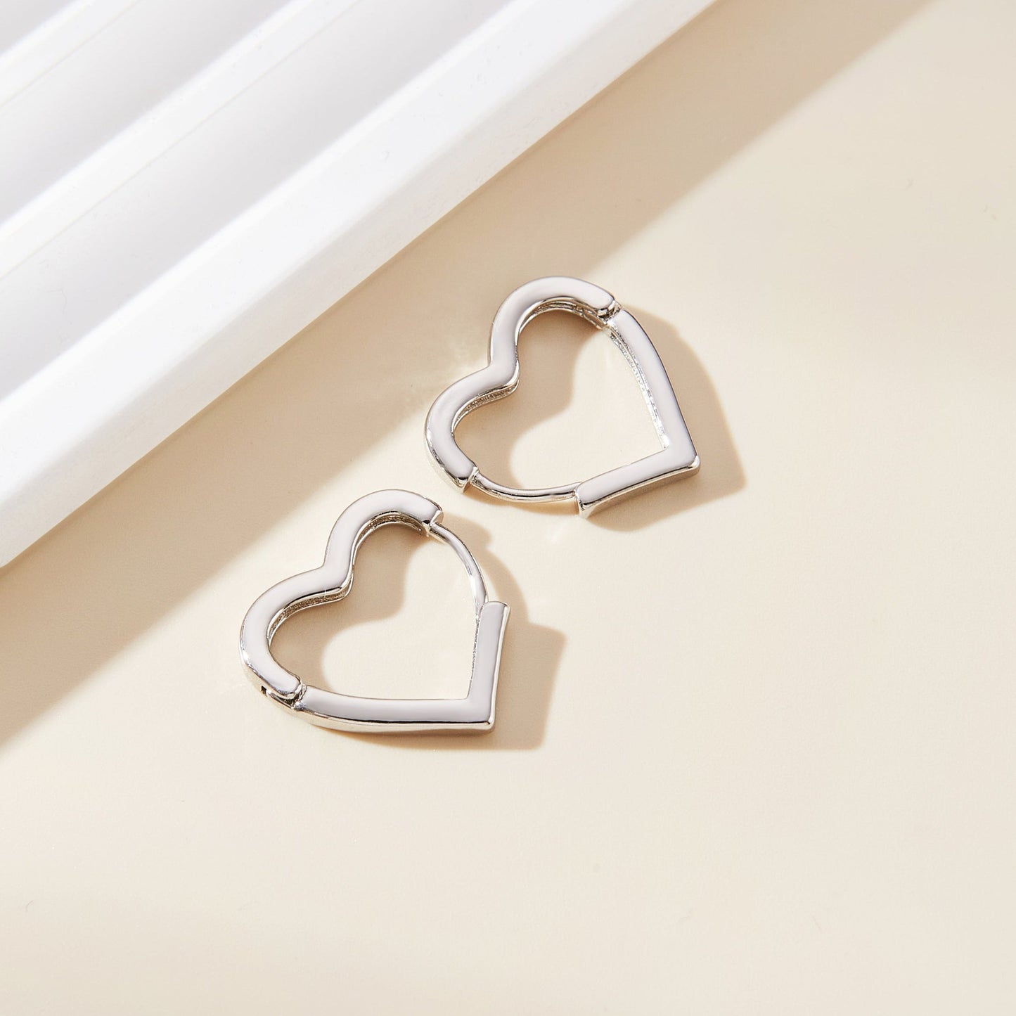 Herzförmige Hoop-Ohringe aus hochwertigem Material