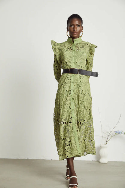 Noémie blumenbesticktes Midi-Kleid in Grün