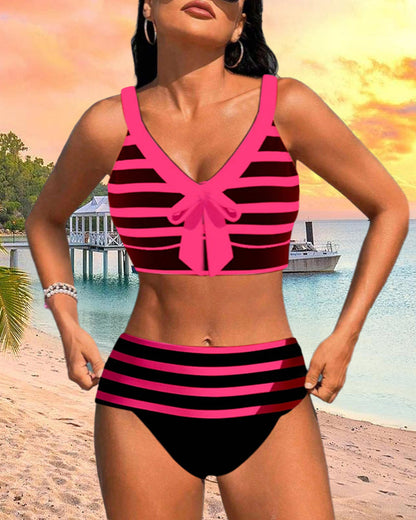 Hochtaillierte gestreifte Bikinis