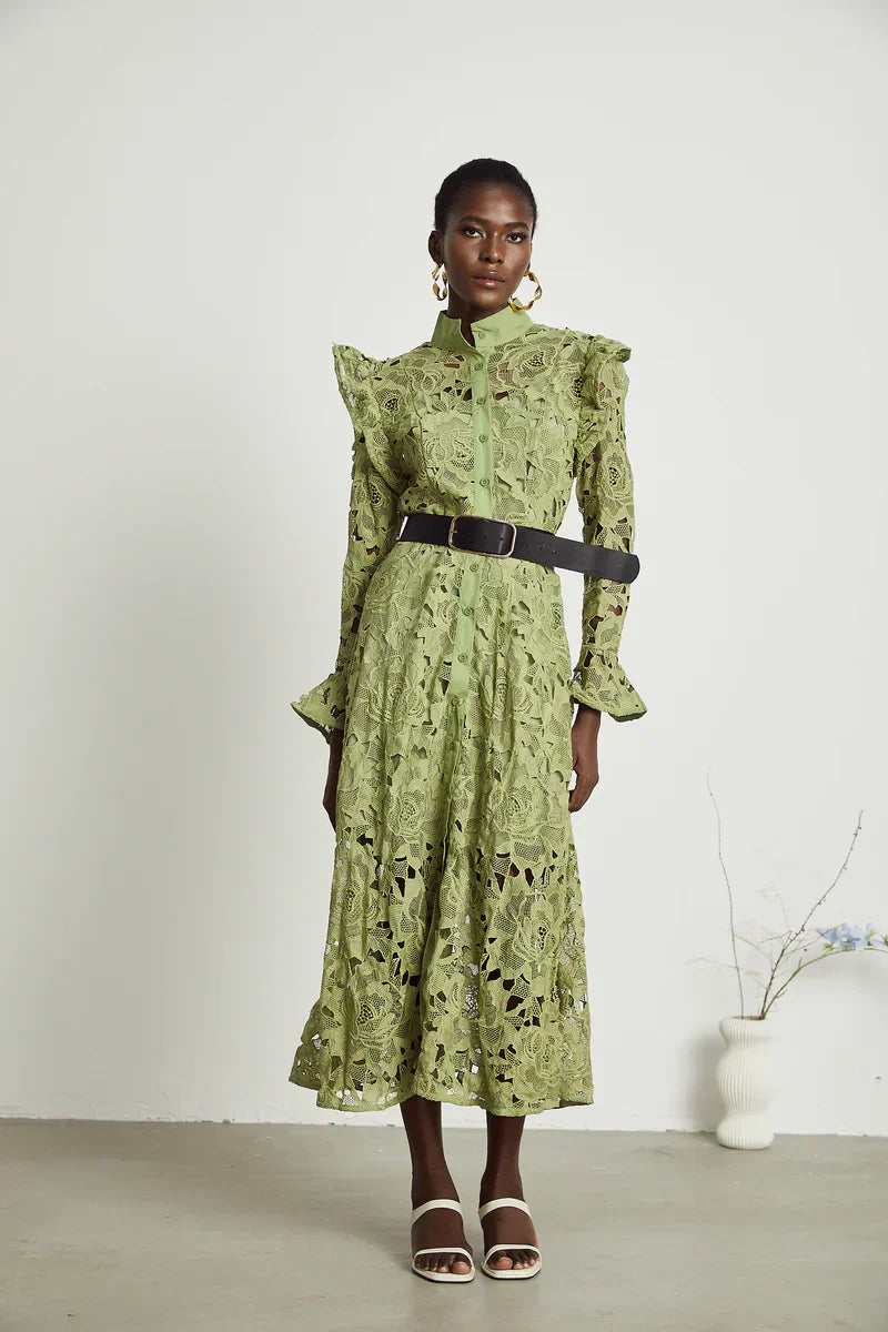Noémie blumenbesticktes Midi-Kleid in Grün