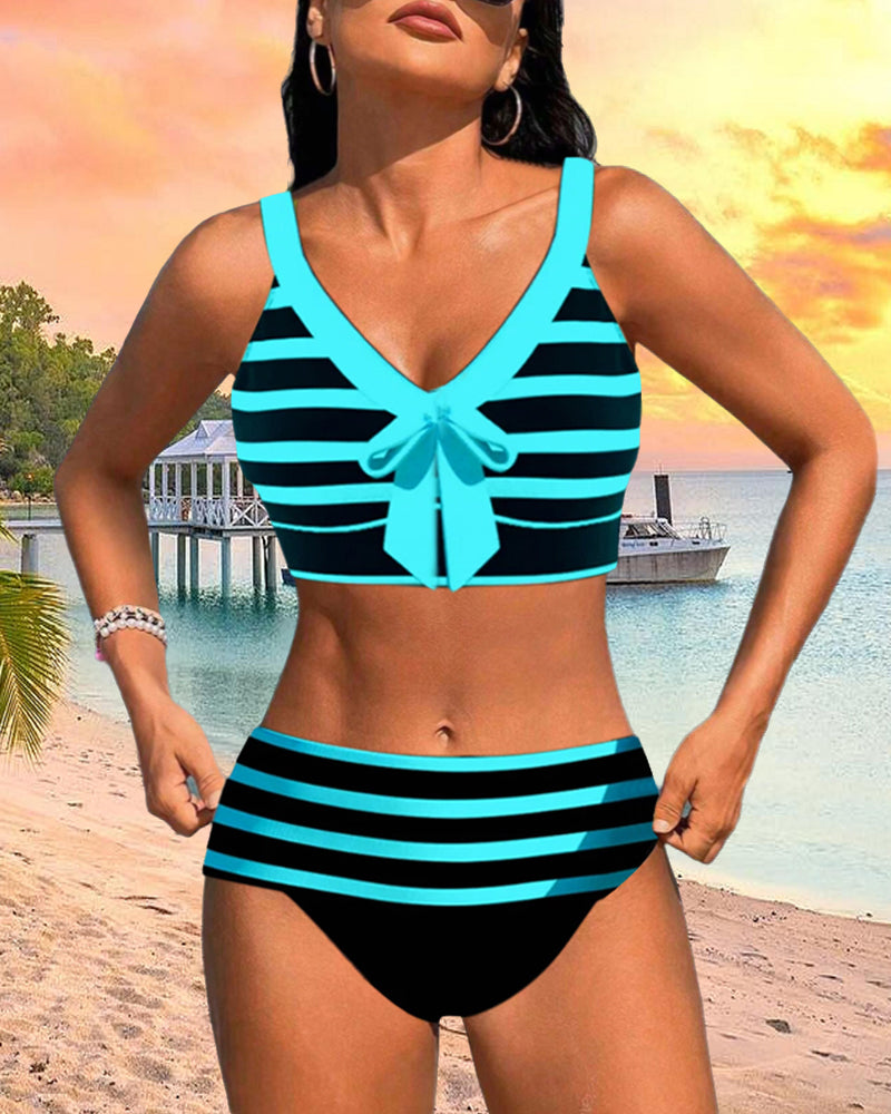 Hochtaillierte gestreifte Bikinis