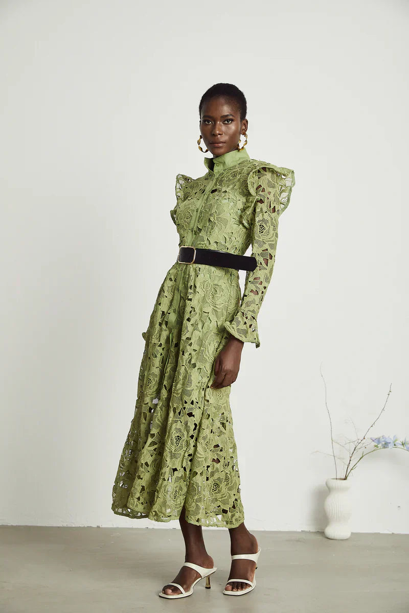 Noémie blumenbesticktes Midi-Kleid in Grün